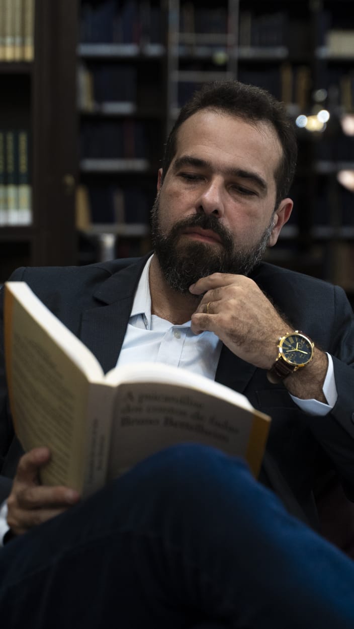 Tiago Quevedo em atendimento presencial